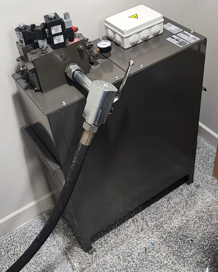 Central hidráulica nueva instalada en una sala de máquinas, con bloque de válvulas y manómetro