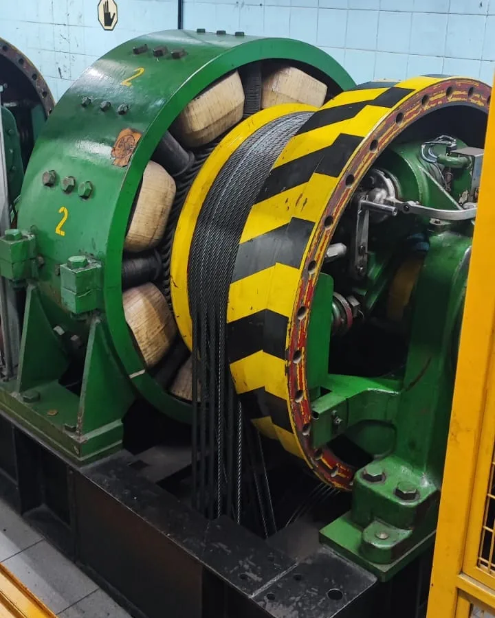 Máquina de tracción de ascensor con polea y cables de acero